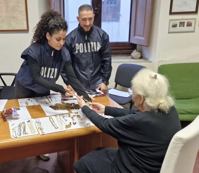 Firenze, truffano anziana per 300mila euro: arrestate due persone