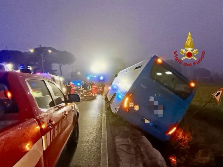Incidente ad Arezzo, autobus finisce fuori strada