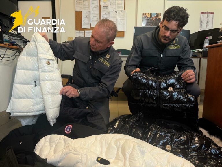 Viareggio, causa incidente: in auto abbigliamento contraffatto