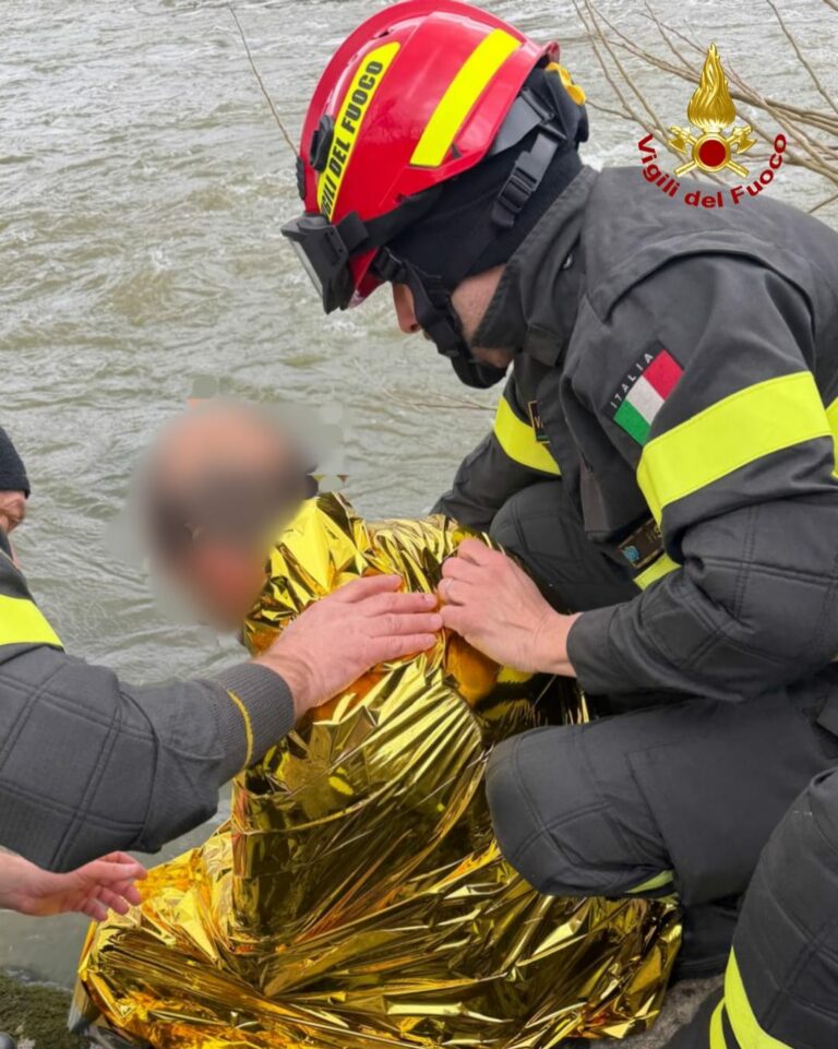 Con il Sup in Arno viene trascinato via: salvato dai vigili del fuoco