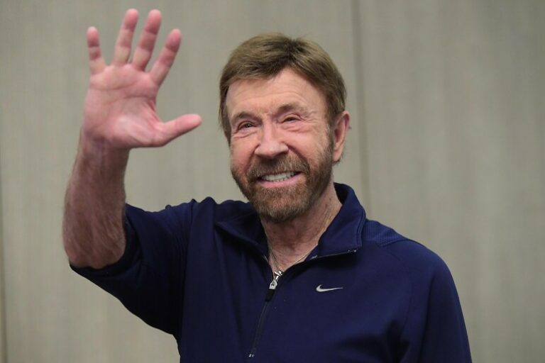 “Non invecchio, salgo di livello”: addio a Chuck Norris