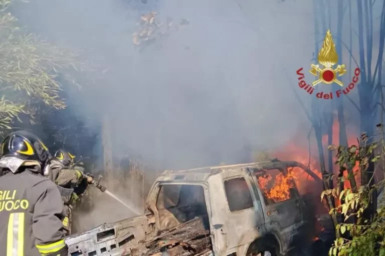 Arezzo: auto esce di strada e si schianta contro una rimessa, muore 71enne