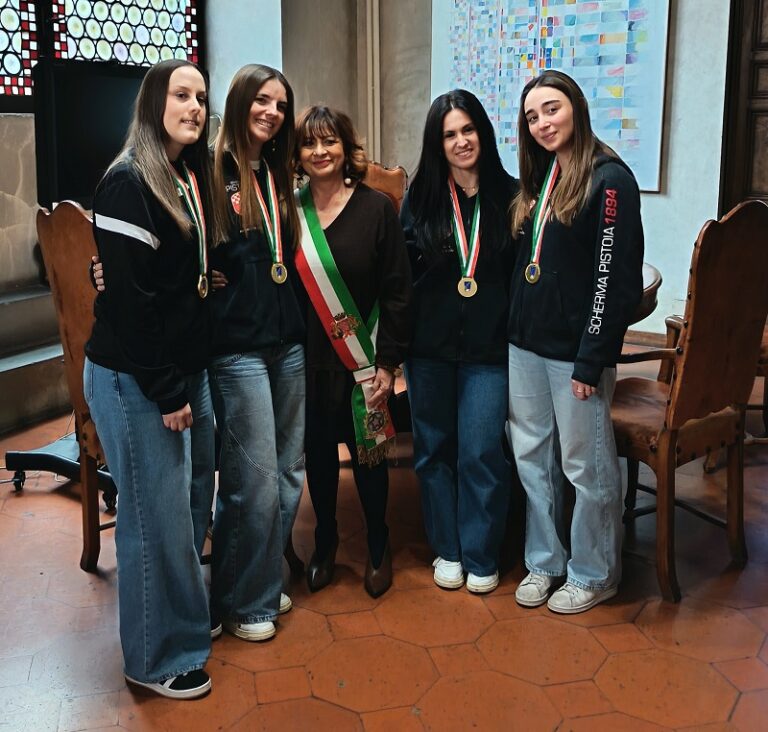 Le atlete della Scherma Pistoia 1894 accolte dal sindaco