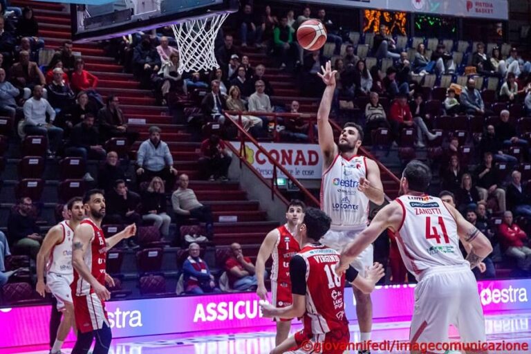 L’Estra Pistoia sfiora l’impresa con la prima in classifica, ma Pesaro chiude 89-91