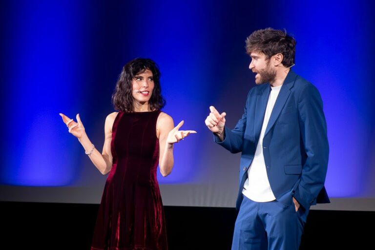 Ritmo, ironia e quotidianità: Casa Abis racconta l’amore che resiste