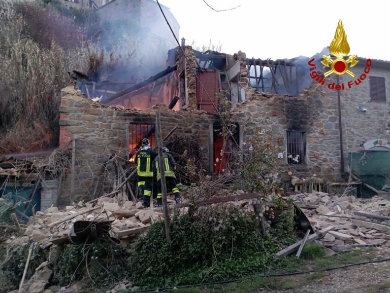 Pescia, esplode bombola di gas e crolla porzione di casa: un morto
