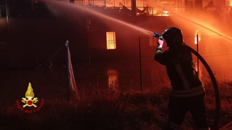 Amianto bruciato nell’incendio del 2023, il Comune spieghi la vicenda in assemblea pubblica