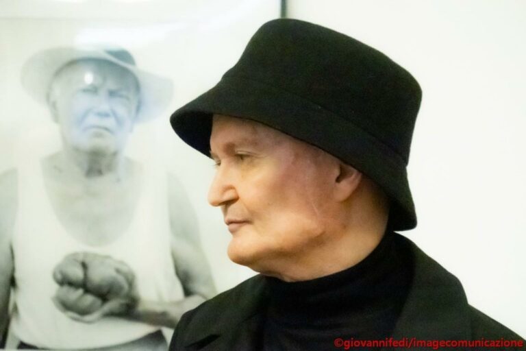 “Passaggi” di Marco Saielli: un dialogo fotografico tra figure e surrealismo