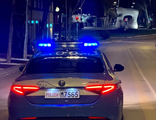 Firenze, minaccia con un coltello la commessa di un negozio: arrestato rapinatore