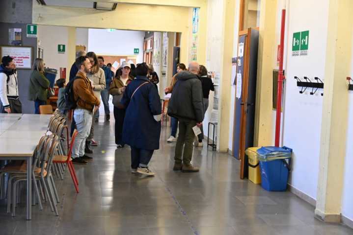 Referendum: seggi aperti oggi e domani. In Toscana alle 12 affluenza al 16,9%