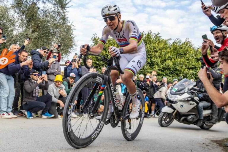 Strade Bianche, Pogacar cala il poker ed è già nella leggenda