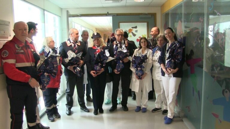Le uova di Pasqua dei carabinieri ai bambini ricoverati al San Jacopo