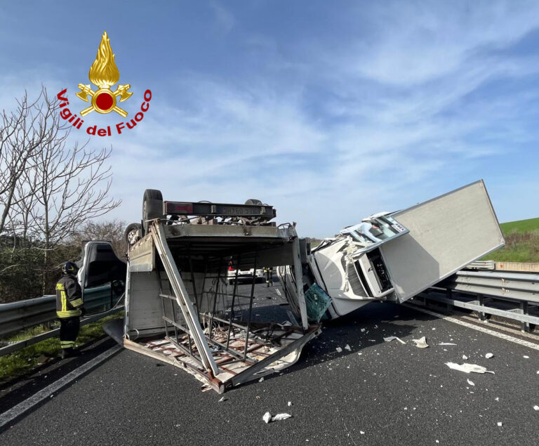 Siena, incidente tra due camion sul raccordo