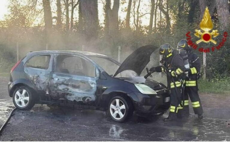 A fuoco un’auto all’alba a Monsummano