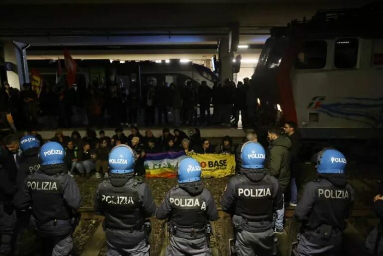 Manifestanti bloccano treno merci con mezzi militari alla stazione di Pisa