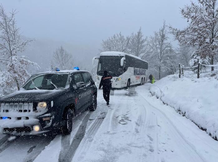 Bus con 58 pellegrini diretti a La Verna bloccato dalla neve, soccorsi dai Carabinieri