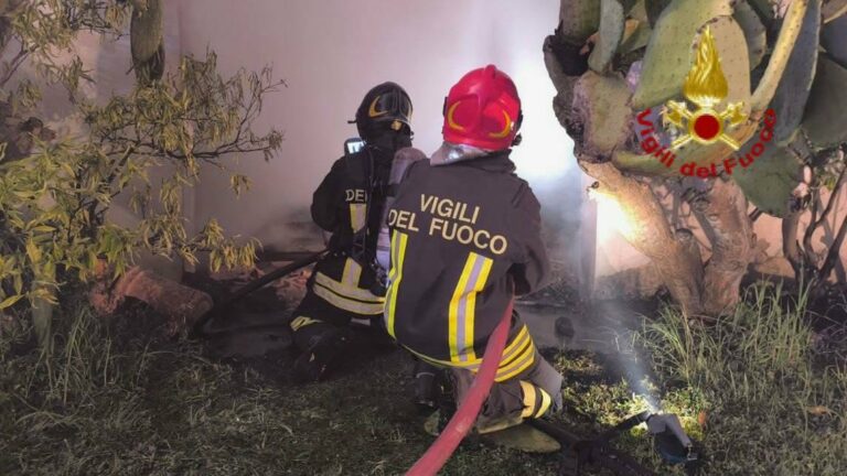 Massa e Cozzile, a fuoco rimessa agricola