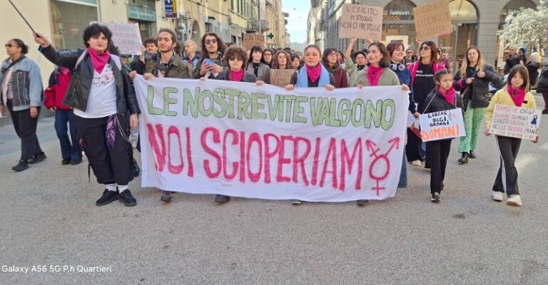 Pistoia, il corteo di Non una di meno: “Le nostre vite valgono”