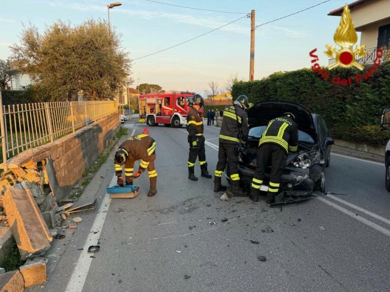 Pescia, auto contro tubatura del gas