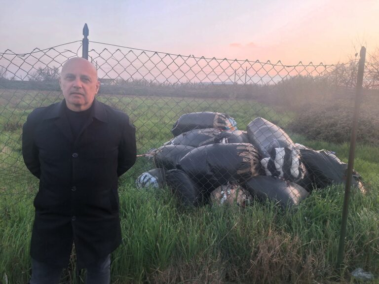 Campo sportivo Viaccia, i sacchi neri si accumulano uno sopra l’altro. Esposito: “Situazione paradossale. Nonostante le segnalazioni nessuno li rimuove”