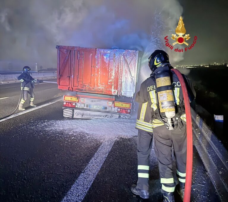 Campi Bisenzio, a fuoco container con 450 quintali di ferro tritato sull’A1