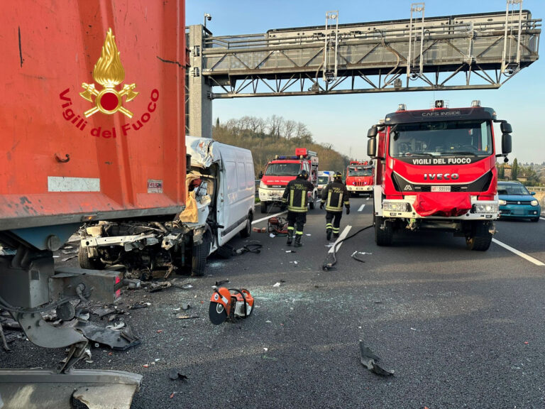 Incidente in A1, uscita Firenze Sud, tra furgone e camion