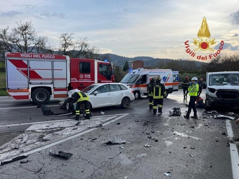 Sei feriti ad Arezzo in uno scontro fra un’auto e un pulmino