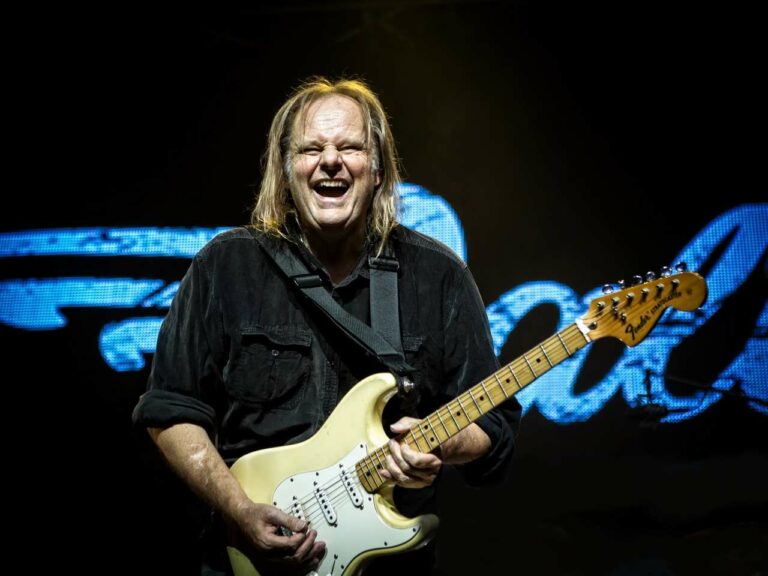 La leggenda Walter Trout apre il concerto dei Jet al Pistoia Blues