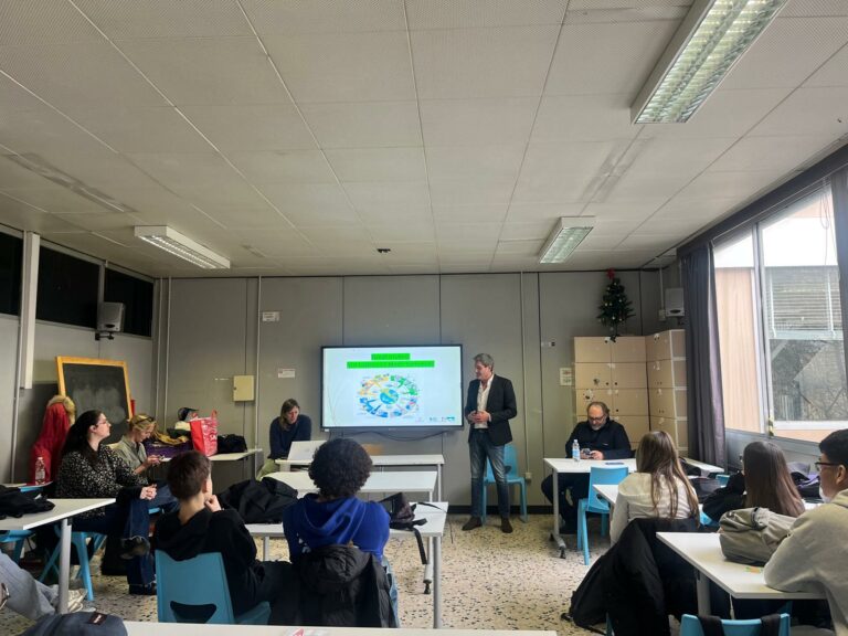 Studenti delle superiori a scuola di moda sostenibile: doppia lezione di riuso e riciclo assieme al Consorzio Corertex