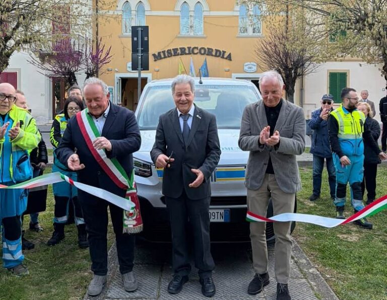 Taglio del nastro per un nuovo mezzo della Misericordia di Casalguidi-Cantagrillo