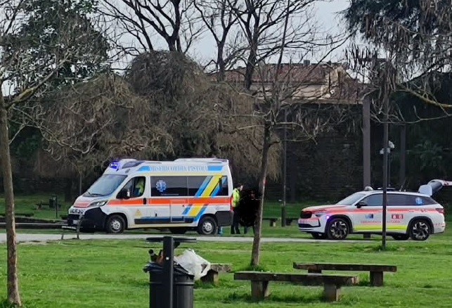 Perde conoscenza in piazza della Resistenza: 46enne in codice rosso