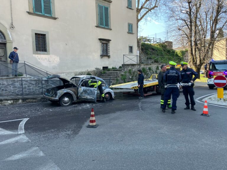 Pistoia, a fuoco un’auto in via dei Pappagalli