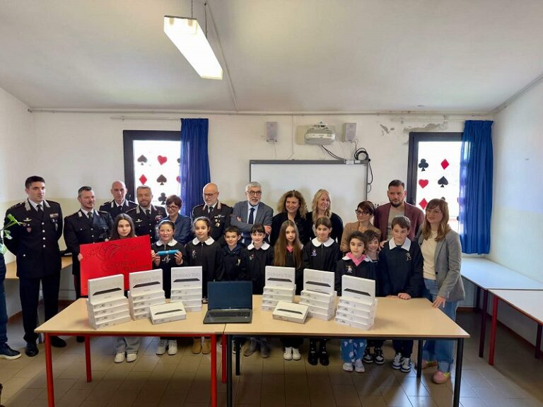 Monsummano, i carabinieri restituiscono tablet e pc rubati ai bambini della scuola Donati