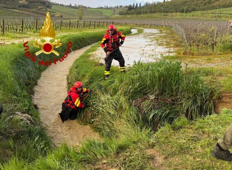Motocilista finisce nelle acque di un canale di scolo a Vinci durante un temporale. In corso le ricerche