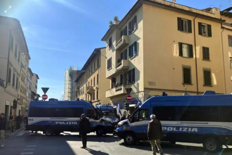 Manifestanti davanti alla nuova sede di Futuro Nazionale a Firenze
