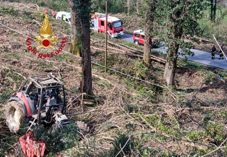 Borgo San Lorenzo, si ribalta col trattore: portato in ospedale