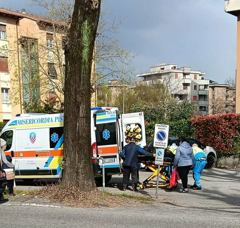 Pistoia, 82enne cade in via Sestini: “strada pericolosa e dissestata”