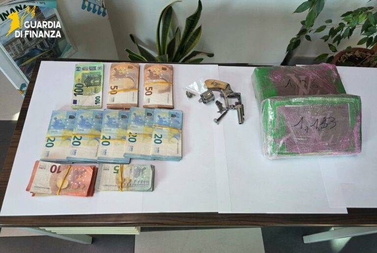 Firenze, armi e oltre 2 chili di cocaina sequestrata: arrestati due fratelli