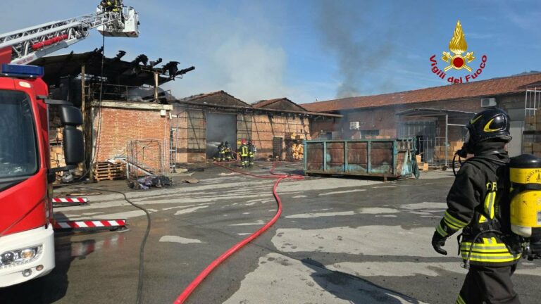 Lucca, a fuoco magazzino di scatole e fiori secchi