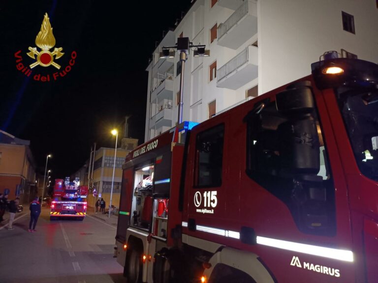 Prato, a fuoco vano contatori di un condominio