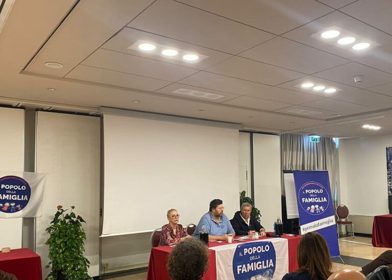 Prato, tensione alla presentazione del candidato sindaco Adinolfi: lite con inviato delle ‘Iene’