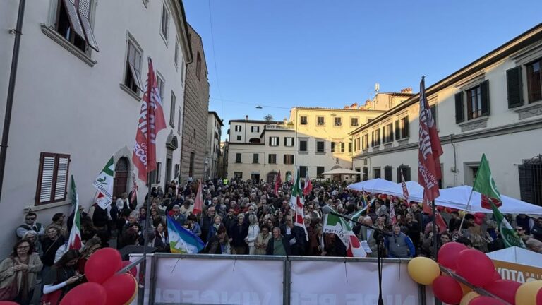 Giovanni Capecchi chiude la campagna per le primarie in una piazza Spirito Santo colma di gente