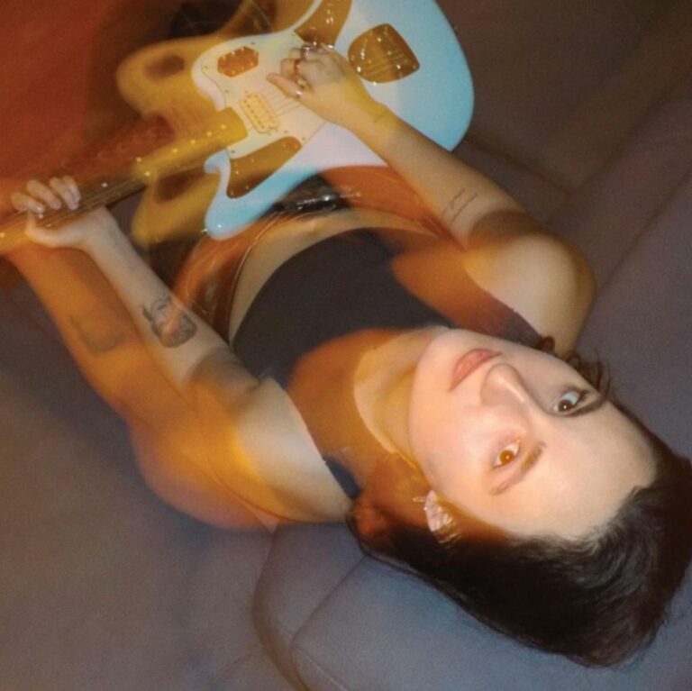 La musica, l’adolescenza, l’EP di debutto: intervista a Clarissa Guidi