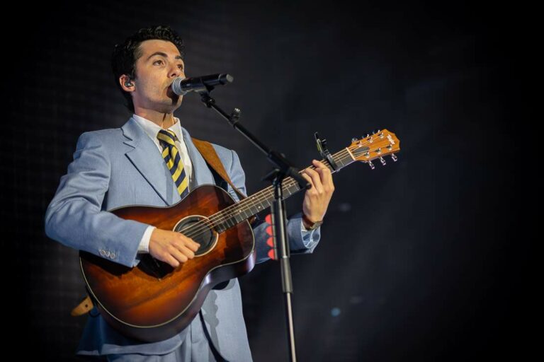 Fulminacci conquista il Mandela Forum con un live intenso e raccolto