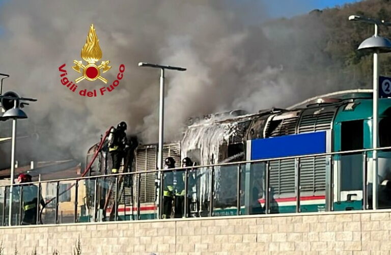 Va a fuoco un locomotore a gasolio nella stazione di Dicomano