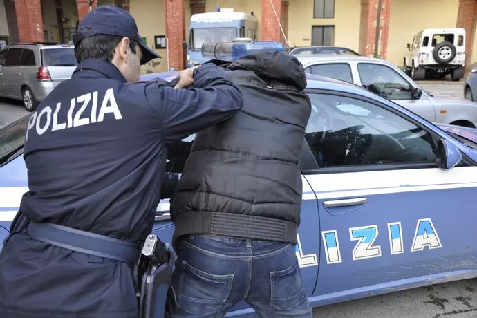Colpo da 300mila euro in borse di lusso in Versilia, tre in carcere