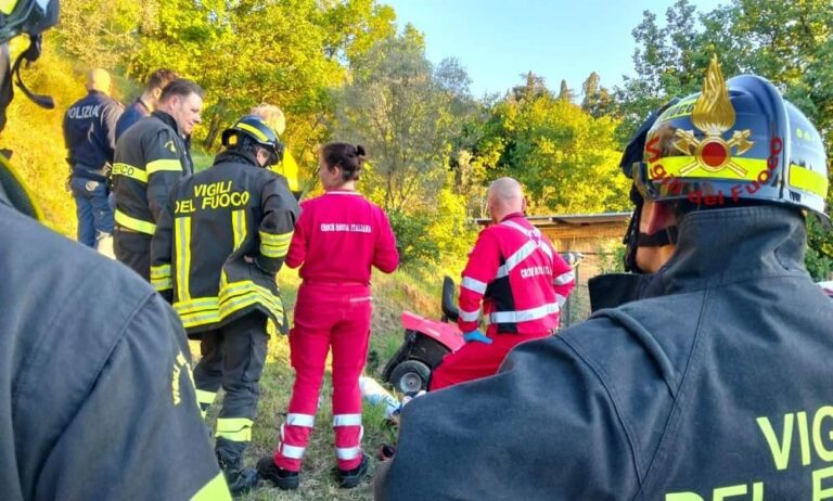 Arezzo, muore travolto dal trattorino che si ribalta