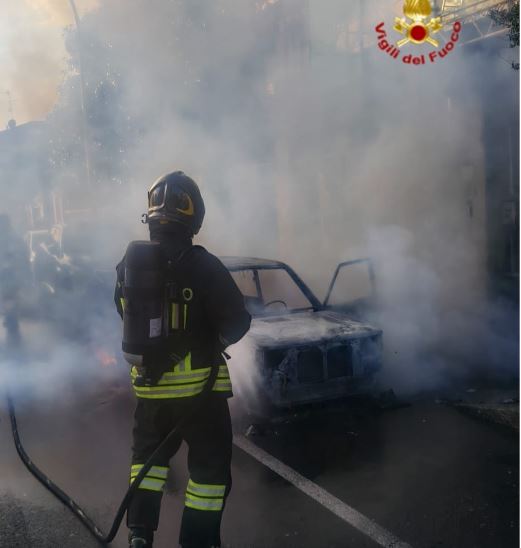 Brucia un’auto a Coiano, mentre sta viaggiando