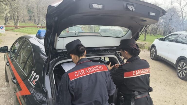 Finisce con l’auto fuori strada, muore 45enne