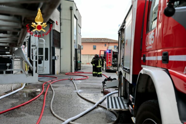 Sesto Fiorentino, incendio in una pelletteria